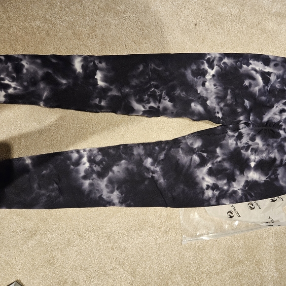SOLD Aurola Dream Tie Die - Picture 2 of 6